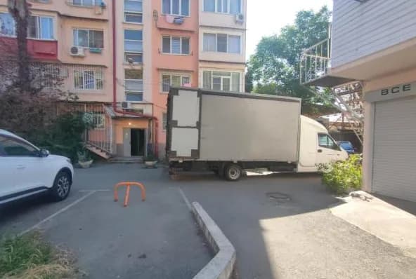 Фургон во дворе жилого дома у подъезда