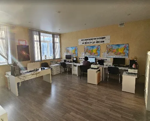 Кабинет менеджеров с картой России на стене