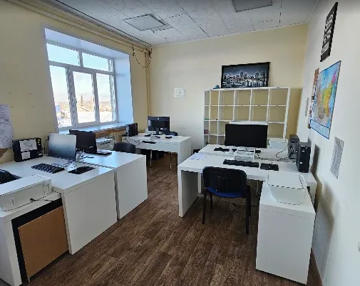 Рабочие места менеджеров в светлом кабинете