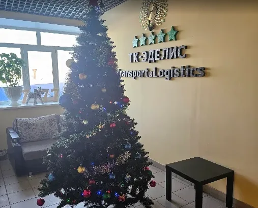 Вывеска ТК-ЭДЕЛИС в холле офиса